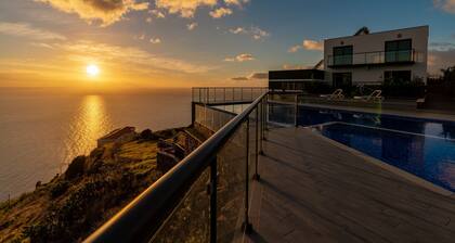 Modern villa, shared infinity pool | SunsetCliff 2