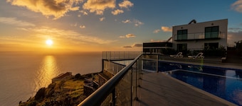 Modern villa, shared infinity pool | SunsetCliff 2
