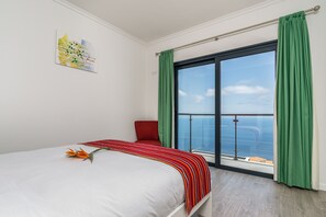 2 bedrooms, desk, iron/ironing board, WiFi