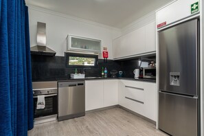 Kühlschrank, Mikrowelle, Ofen, Geschirrspüler
