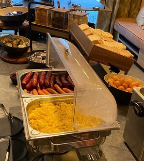 Buffet déjeuner gratuit tous les jours