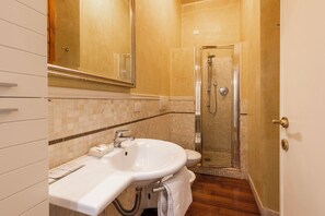 Douche, sèche-cheveux, bidet, serviettes fournies