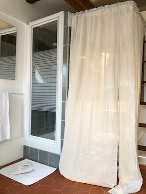 Dusj, hårføner, håndklær og toalettpapir