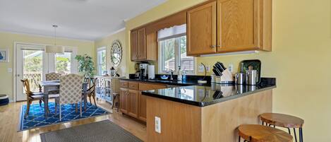 冰箱、微波炉、烤箱、炉灶