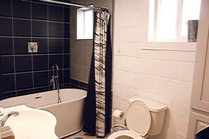 Ensemble douche/baignoire, sĂšche-cheveux, serviettes fournies, savon