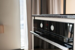 Una cocina moderna con horno y microondas integrados.