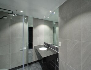 Shower, hydromassage showerhead, designer toiletries, hair dryer - Skaret by Vander (Tromsø)