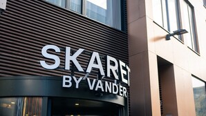 A building with a sign that reads "SKARET BY VANDER". - Skaret by Vander (Tromsø)
