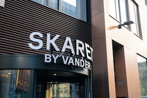 Un edificio con un letrero que dice "SKARET BY VANDER".