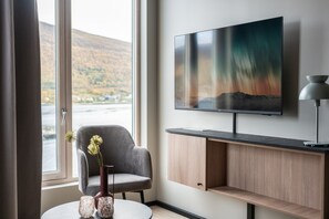 Studio, Sea View | Individually furnished, laptop workspace, soundproofing, bed sheets - Skaret by Vander (Tromsø)