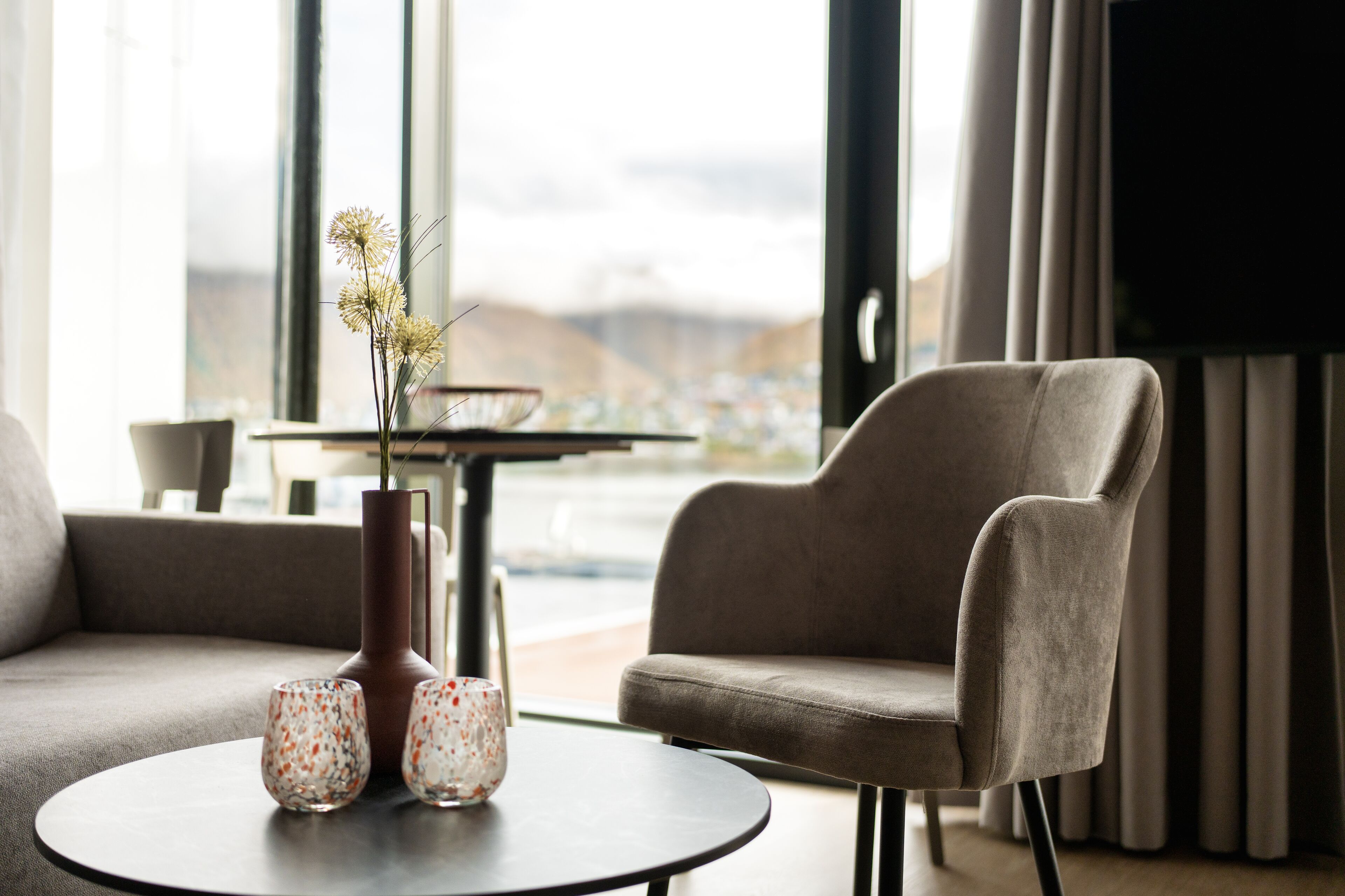 客室ごとに異なるインテリア、ノートパソコン用作業スペース、防音設備、ベッドシーツ