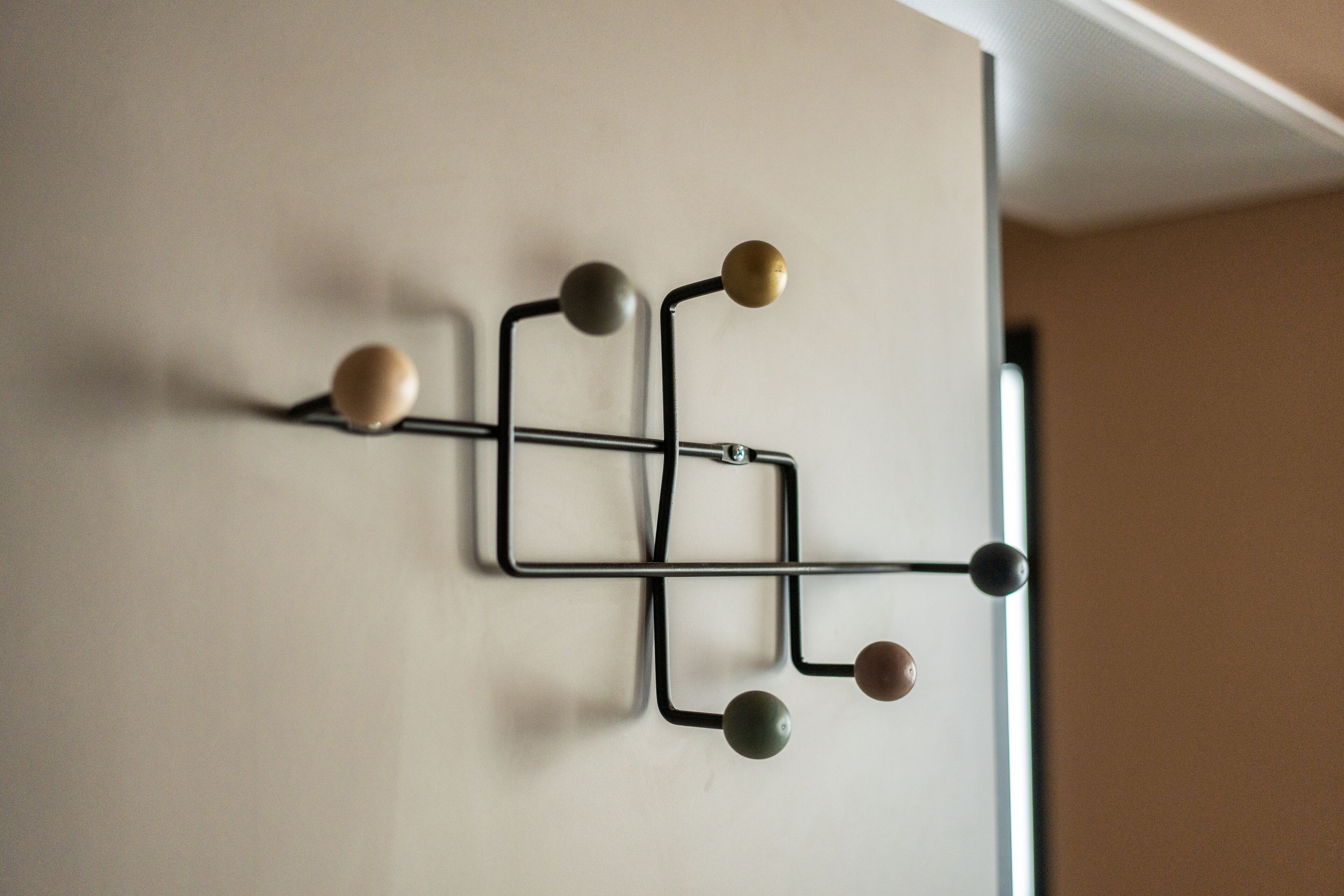 Una lámpara de pared con diseño geométrico.