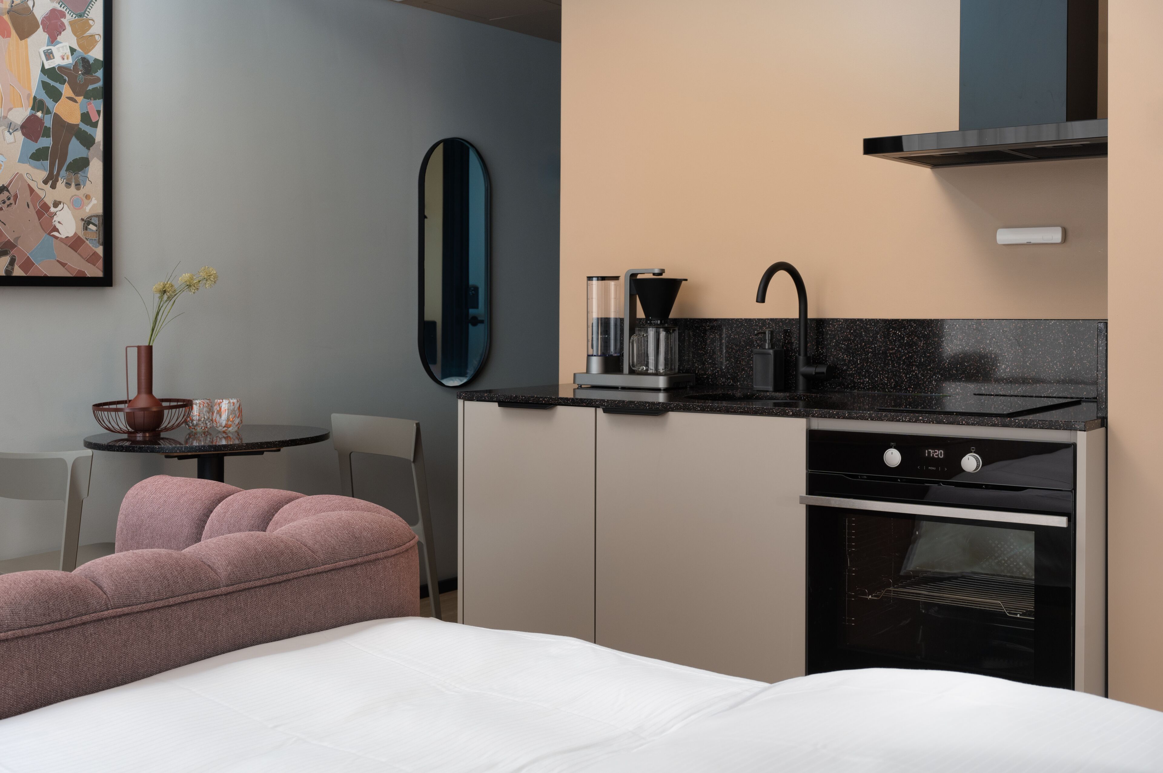 Muebles diferentes y espacio para trabajar con laptop 