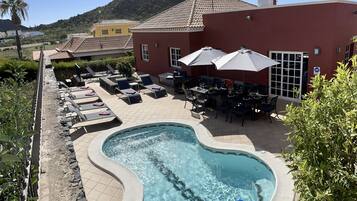 Een buitenzwembad, een verwarmd zwembad