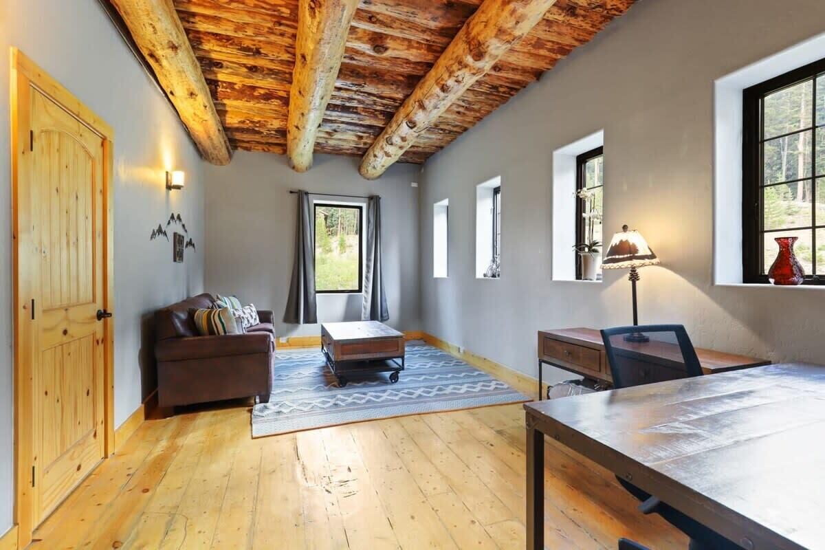 Televisión, chimenea y oficina 