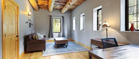 Televisie, een open haard en een kantoor