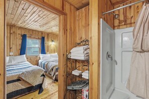 Cabana clàssica, 2 llits de matrimoni, llar de foc | Bany | Assecador de cabells, tovalloles, sabó i xampú 
