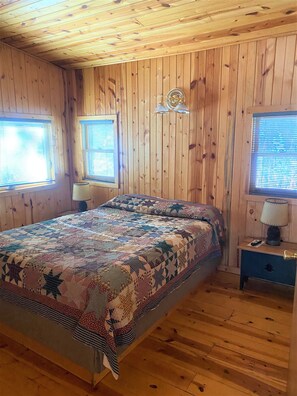 Cedar | Individually decorated, individually furnished, bed sheets - Timber Haven Cabins (Hill City)