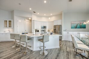 Fridge, microwave, oven, stovetop - Villa Seascape - newly renovated at 8 Lakes, Pool & Spa (Cape Coral)