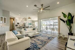 Smart TV, stereo - Villa Seascape - newly renovated at 8 Lakes, Pool & Spa (Cape Coral)