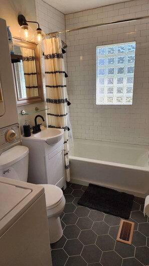 Tina, secadora de cabello, toallas 