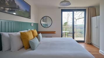 Hypo-allergenic bedding, in-room safe, desk, laptop workspace