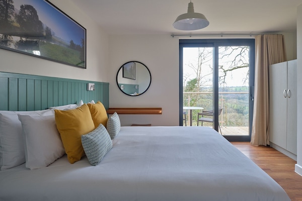 Ropa de cama hipoalergénica y caja de seguridad en la habitación