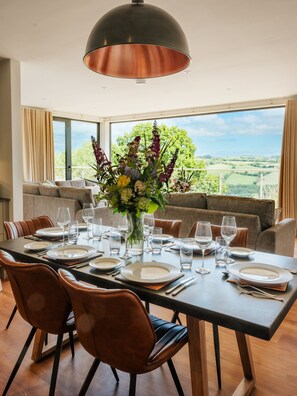 Full-sized fridge, microwave, oven, stovetop