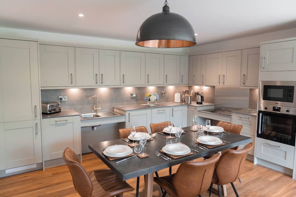 Room, 3 Bedrooms, Accessible (Meadow Lodge) | Private kitchen