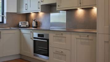 Frigorifero con congelatore, microonde, forno, piano cottura