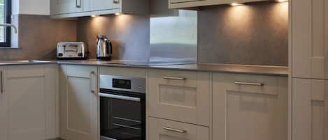 Frigorifero con congelatore, microonde, forno, piano cottura
