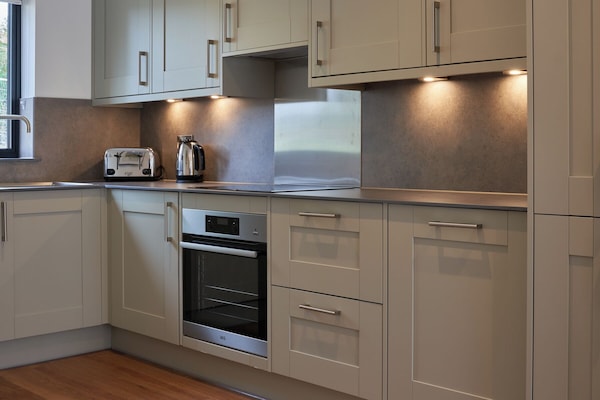 Refrigerador con freezer, microondas, horno, placa de cocina