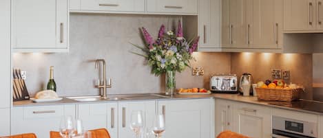 Kjøleskap, mikrobølgeovn, ovn og kokeplater