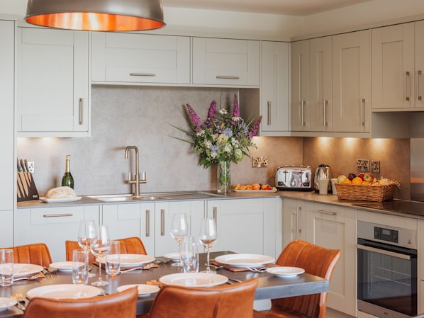 Kjøleskap, mikrobølgeovn, ovn og kokeplater