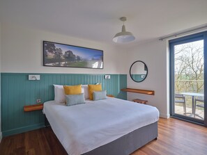 Hypo-allergenic bedding, in-room safe, desk, laptop workspace - The Mole Resort - Lodges (Umberleigh)