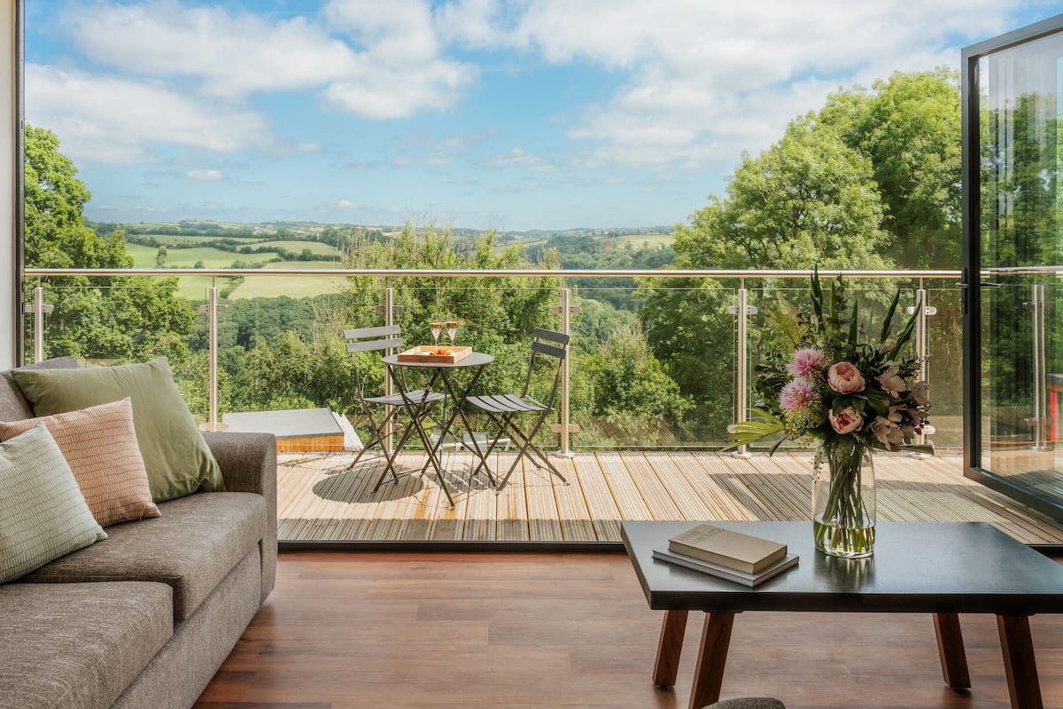 Smart TV 55-inci dengan saluran TV digital, TV, dan lantai berpemanas