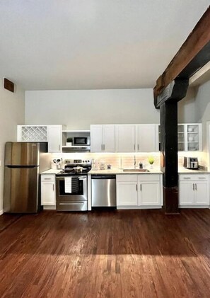 Fridge, microwave, oven, stovetop - Urban Apartment in Shockoe Bottom w/FREE PARKING (Richmond)