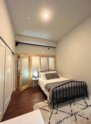 1 habitación, escritorio, tabla de planchar con plancha y wifi 