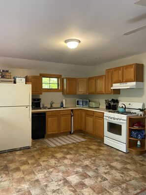 Réfrigérateur, four à micro-ondes, un four, surface de cuisson