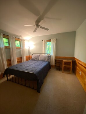 2 chambres, bureau, fer et planche à repasser, lit de bébé portatif