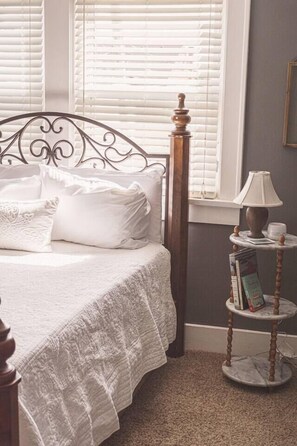 2 bedrooms, desk, iron/ironing board, travel cot