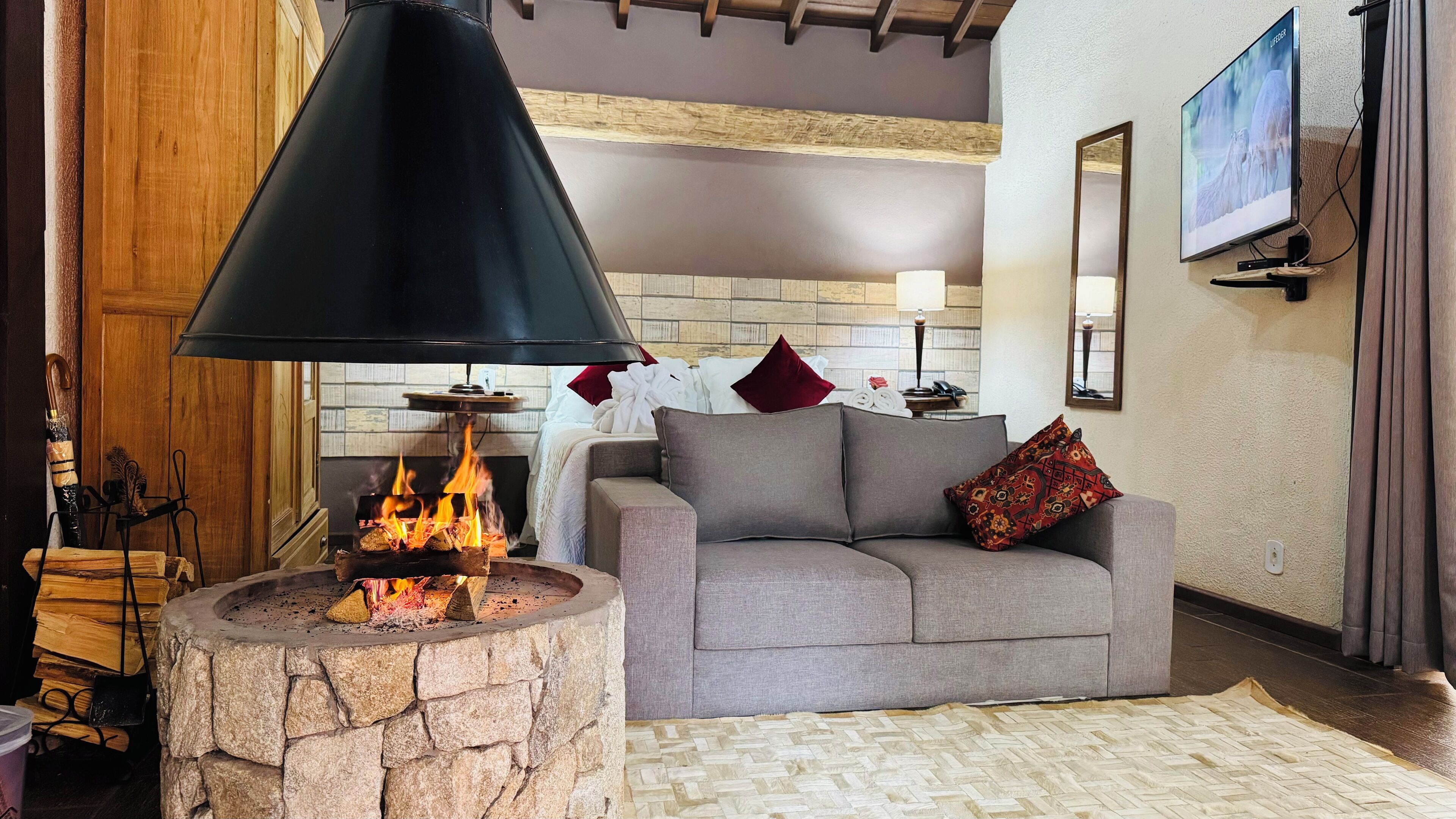 Chambre supérieure | Aire de séjour | Téléviseur, foyer