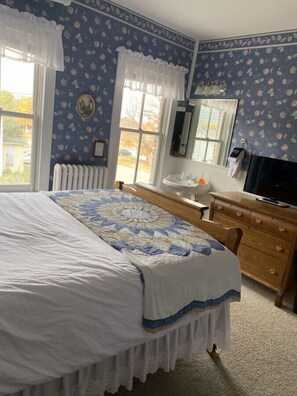 1 bedroom, iron/ironing board, free WiFi, bed sheets - AH #17 · AH # 17 Queen w/Shower (Wabasha)
