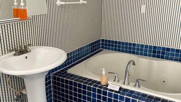 Hiustenkuivaaja, pyyhkeet, saippua, vessapaperi