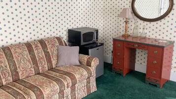 Televisio, DVD-soitin, pöytätennispöytä