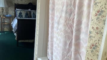 2 slaapkamers, een strijkplank/strijkijzer, gratis wifi, beddengoed
