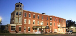 Exterior - AH #5 · AH #5 Queen Suite w/Shower (Wabasha)