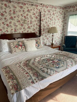 1 bedroom, iron/ironing board, free WiFi, bed sheets - AH #28 · AH #28 King w/Jacuzzi/SS/Fridge/Micro (Wabasha)