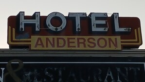 Une enseigne d’hôtel portant l’inscription « HÔTEL ANDERSON ».