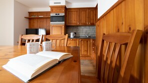 Apartment | Eigene Kochnische | Großer Kühlschrank, Mikrowelle, Ofen, Herdplatte